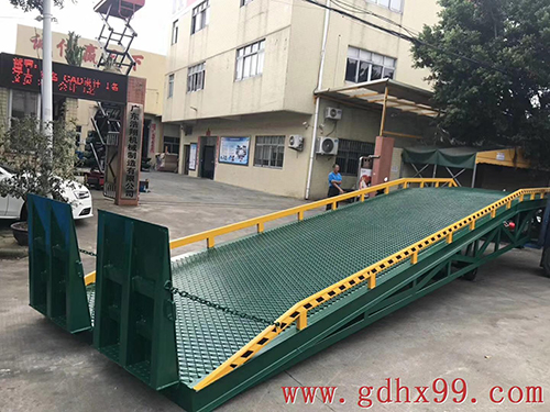 浩翔移動登車橋出貨珠海藥業有限公司